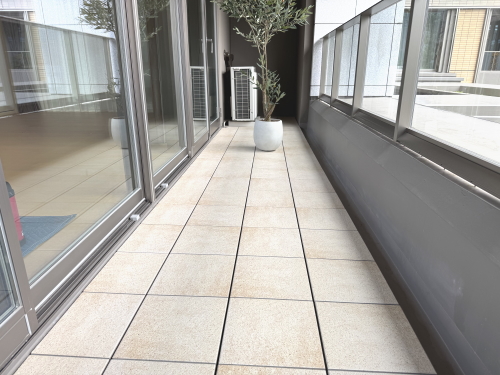 セキスイ クレガーレ　ヴェルクラッセ　プライムアイボリー（TB29PI)施工バルコニー