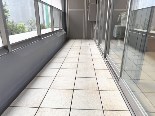 セキスイ クレガーレ　ヴェルクラッセ　プライムアイボリー（TB29PI)施工バルコニー