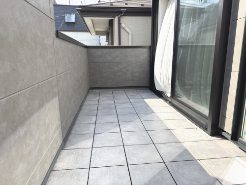 バルコニー・ベランダフラット（床上げ）デッキAQUGA　RIN-2　（リナータ）　施工バルコニー