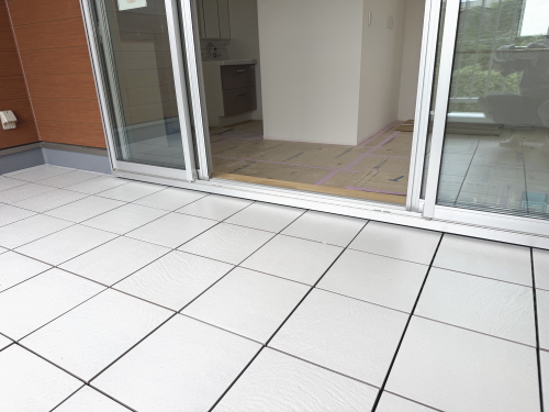 バルコニー・ベランダフラット（床上げ）デッキAQUGA　モストホワイト（MW）　施工バルコニー