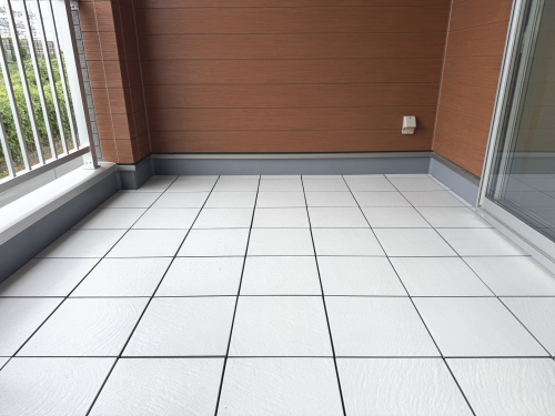 バルコニー・ベランダフラット（床上げ）デッキAQUGA　モストホワイト（MW）　施工バルコニー