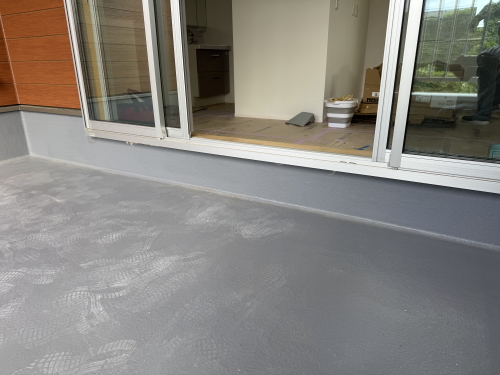 バルコニー・ベランダフラット（床上げ）デッキAQUGA　モストホワイト（MW）　施工バルコニー