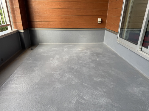 バルコニー・ベランダフラット（床上げ）デッキAQUGA　モストホワイト（MW）　施工バルコニー