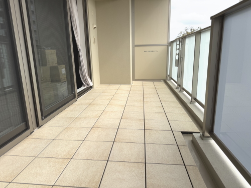 SEKISUIクレガーレ　ヴェルクラッセ　プライムアイボリー（TB29PI)施工バルコニー