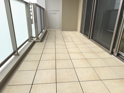 SEKISUIクレガーレ　ヴェルクラッセ　プライムアイボリー（TB29PI)施工バルコニー