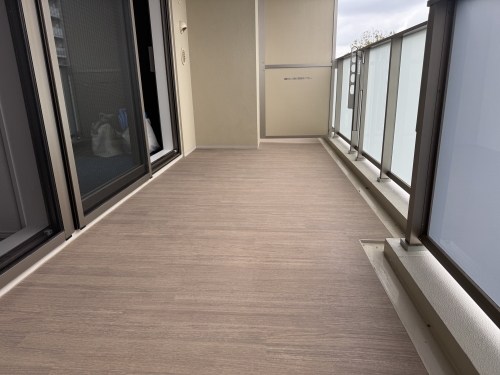 SEKISUIクレガーレ　ヴェルクラッセ　プライムアイボリー（TB29PI)施工バルコニー