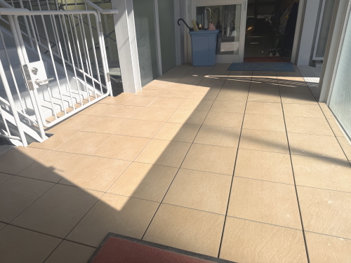 バルコニー・ベランダフラット（床上げ）デッキAQUGA　LV-84　（ラーバ）　施工渡り廊下