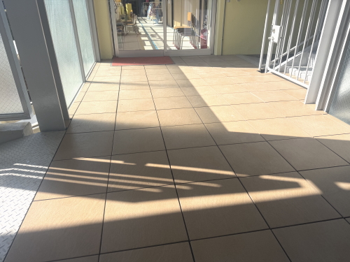 バルコニー・ベランダフラット（床上げ）デッキAQUGA　LV-84　（ラーバ）　施工渡り廊下