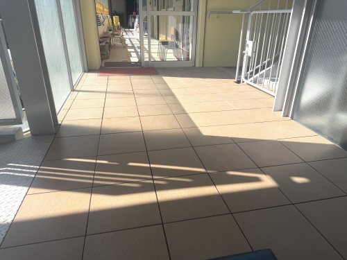 バルコニー・ベランダフラット（床上げ）デッキAQUGA　LV-84　（ラーバ）　施工渡り廊下