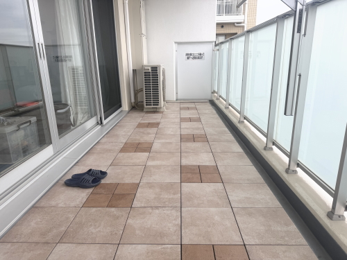 TOTOバーセア　MU01/300・MU02/150　ベイクベージュ・ベイクシェンナ　施工バルコニー