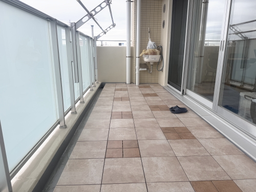 TOTOバーセア　MU01/300・MU02/150　ベイクベージュ・ベイクシェンナ　施工バルコニー