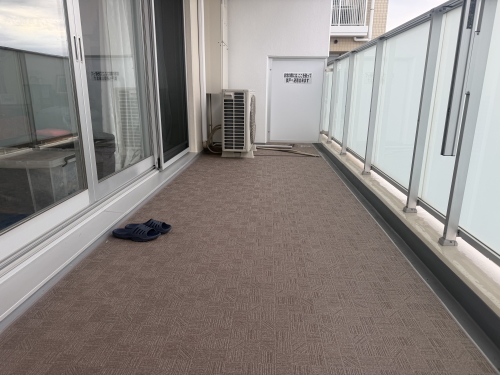 TOTOバーセア　MU01/300・MU02/150　ベイクベージュ・ベイクシェンナ　施工バルコニー