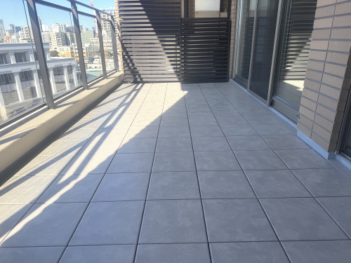 セキスイ　クレガーレ　スムーズタイル　ラスティックグレー（TB26RG)　施工バルコニー