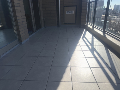 セキスイ　クレガーレ　スムーズタイル　ラスティックグレー（TB26RG)　施工バルコニー