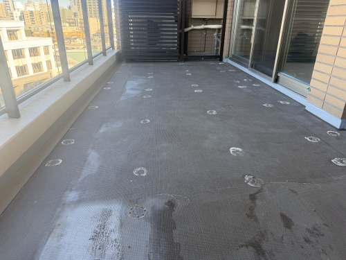 セキスイ　クレガーレ　スムーズタイル　ラスティックグレー（TB26RG)　施工バルコニー