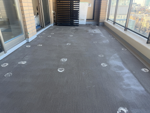 セキスイ　クレガーレ　スムーズタイル　ラスティックグレー（TB26RG)　施工バルコニー