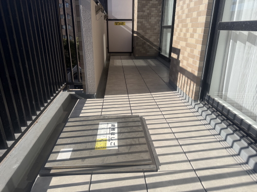 セキスイ　クレガーレ　スムーズタイル　ラスティックグレー（TB26RG)　施工バルコニー