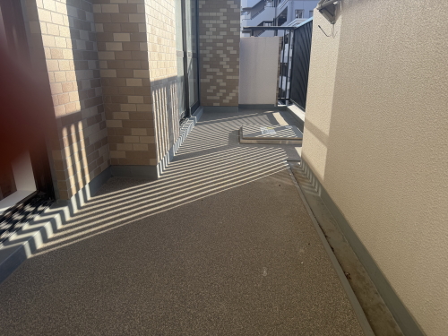 セキスイ　クレガーレ　スムーズタイル　ラスティックグレー（TB26RG)　施工バルコニー