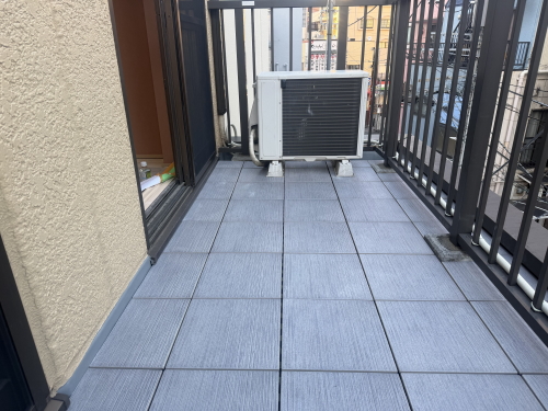 バルコニー・ベランダフラット（床上げ）デッキAQUGA（アクーガ）アートコーム コームグレー（CG）施工バルコニー