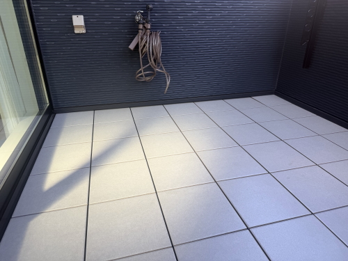 バルコニー・ベランダフラット（床上げ）デッキAQUGA　ペールグレー（PG）　施工バルコニー