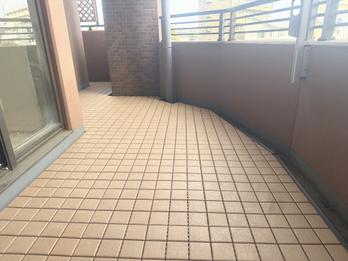 セキスイ　クレガーレ　P5タイル　イエローベージュ（TD03YB)　施工バルコニー