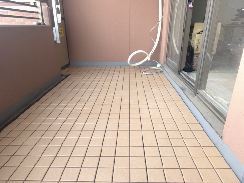 セキスイ　クレガーレ　P5タイル　イエローベージュ（TD03YB)　施工バルコニー