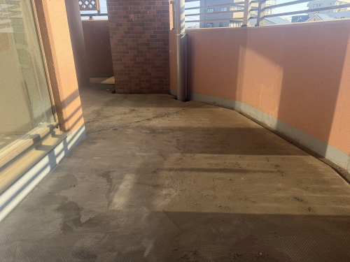 セキスイ　クレガーレ　P5タイル　イエローベージュ（TD03YB)　施工バルコニー