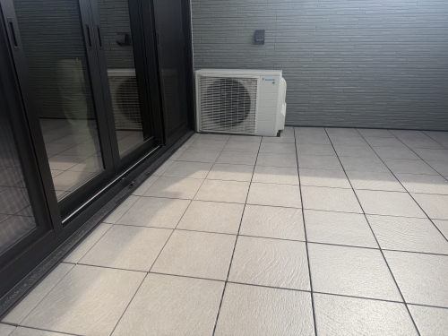 バルコニー・ベランダフラット（床上げ）デッキAQUGA　モストグレー（MG）　施工バルコニー