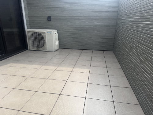 バルコニー・ベランダフラット（床上げ）デッキAQUGA　モストグレー（MG）　施工バルコニー