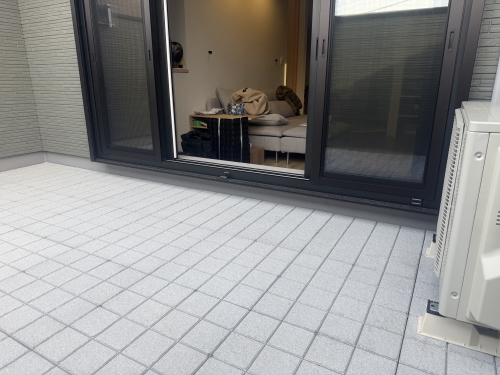 バルコニー・ベランダフラット（床上げ）デッキAQUGA　モストグレー（MG）　施工バルコニー