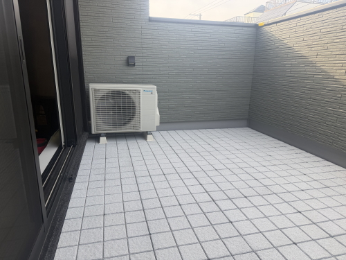 バルコニー・ベランダフラット（床上げ）デッキAQUGA　モストグレー（MG）　施工バルコニー