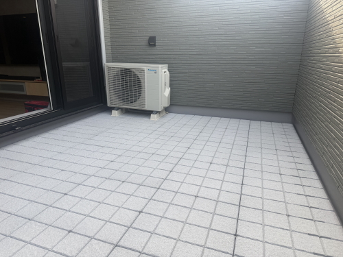 バルコニー・ベランダフラット（床上げ）デッキAQUGA　モストグレー（MG）　施工バルコニー