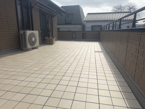 セキスイ　リエナ　150角タイル　NT01　アイボリー　NT01IV　施工バルコニー