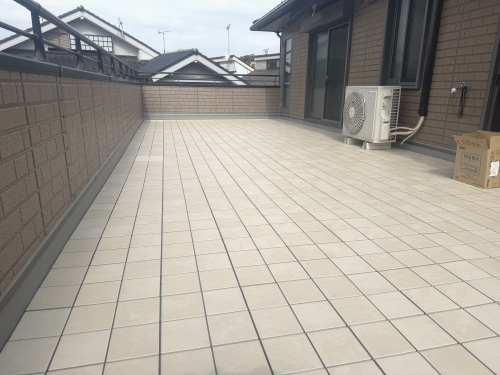 セキスイ　リエナ　150角タイル　NT01　アイボリー　NT01IV　施工バルコニー