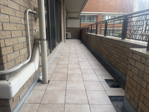 TOTOバーセア　MU01/300　ベイクベージュ　施工バルコニー