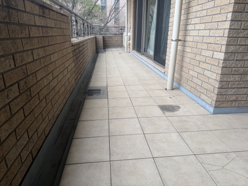 TOTOバーセア　MU01/300　ベイクベージュ　施工バルコニー