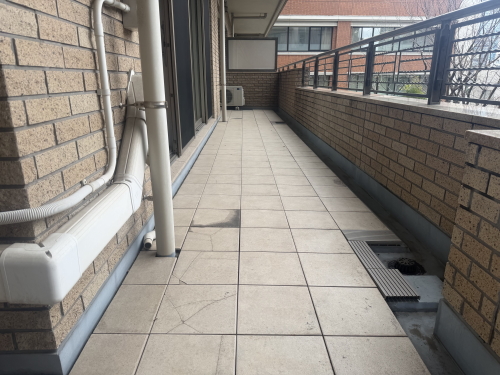 TOTOバーセア　MU01/300　ベイクベージュ　施工バルコニー