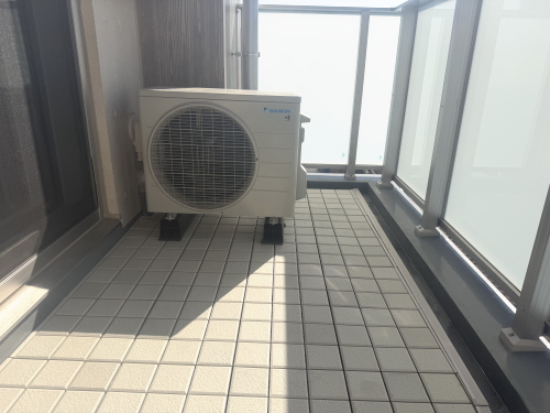 セキスイ　クレガーレ　モノタイル　ストーンホワイト（TL86SW)　施工バルコニー