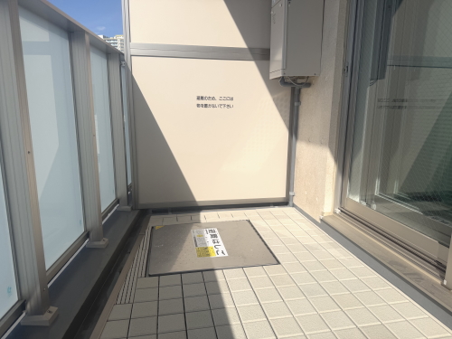 セキスイ　クレガーレ　モノタイル　ストーンホワイト（TL86SW)　施工バルコニー