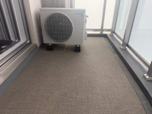 セキスイ　クレガーレ　モノタイル　ストーンホワイト（TL86SW)　施工バルコニー