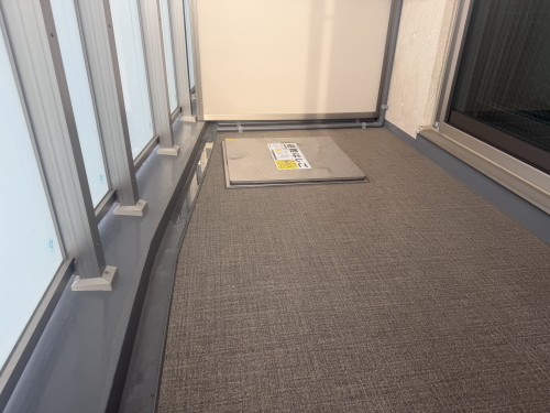 セキスイ　クレガーレ　モノタイル　ストーンホワイト（TL86SW)　施工バルコニー