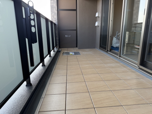 セキスイ　クレガーレ　スムーズタイル　サーパスオリジナル　バルミーナチュラル（TB26BN)　施工バルコニー