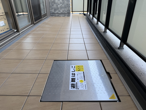 セキスイ　クレガーレ　スムーズタイル　サーパスオリジナル　バルミーナチュラル（TB26BN)　施工バルコニー