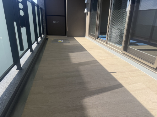 セキスイ　クレガーレ　スムーズタイル　サーパスオリジナル　バルミーナチュラル（TB26BN)　施工バルコニー