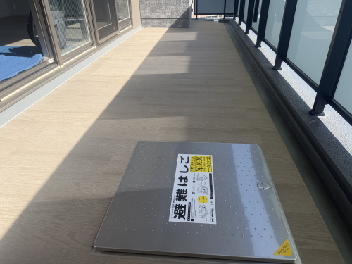 セキスイ　クレガーレ　スムーズタイル　サーパスオリジナル　バルミーナチュラル（TB26BN)　施工バルコニー