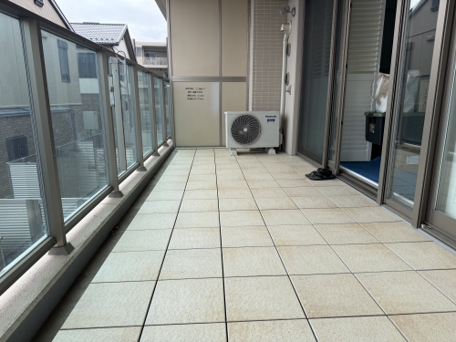 セキスイ　クレガーレ　ヴェルクラッセ　プライムアイボリー（TB29PI)　施工バルコニー