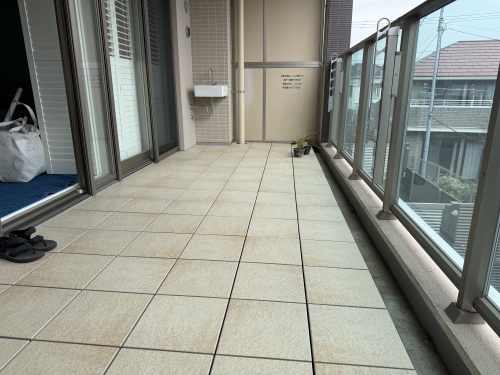 セキスイ　クレガーレ　ヴェルクラッセ　プライムアイボリー（TB29PI)　施工バルコニー
