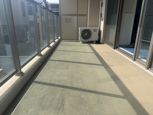 セキスイ　クレガーレ　ヴェルクラッセ　プライムアイボリー（TB29PI)　施工バルコニー