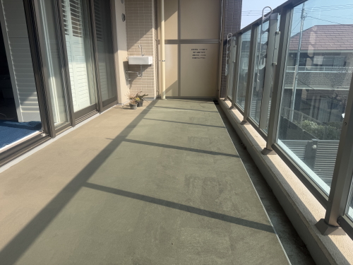 セキスイ　クレガーレ　ヴェルクラッセ　プライムアイボリー（TB29PI)　施工バルコニー